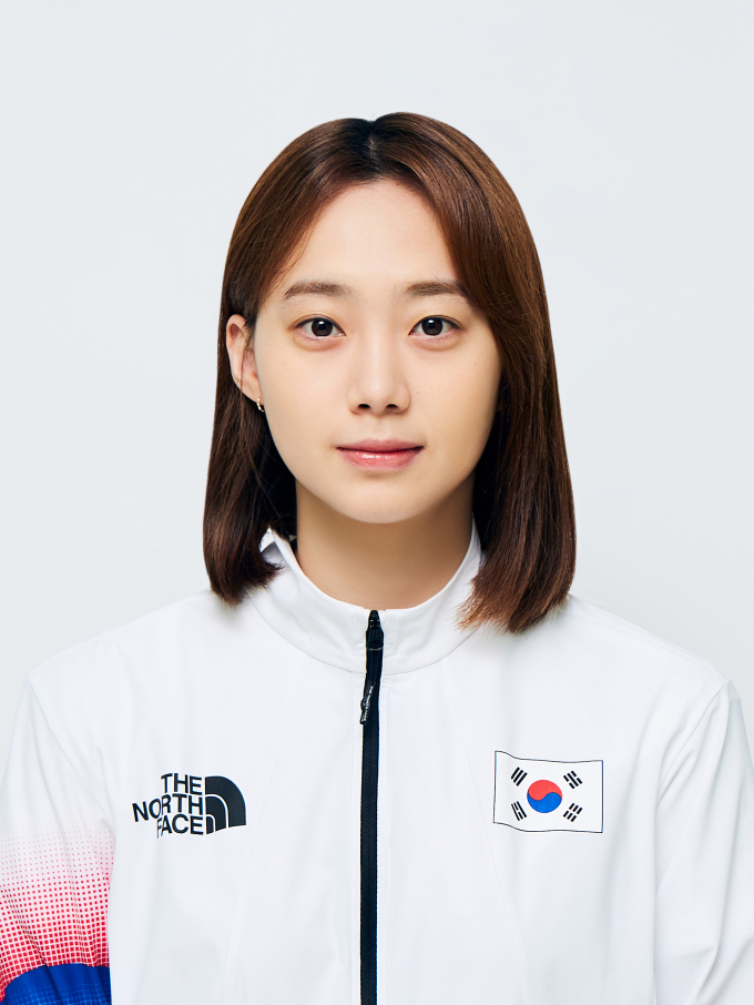 펜싱 여자 사브르 윤지수가 항저우 아시안게임 개인전 금메달을 목에 걸었다. /사진= 대한체육회