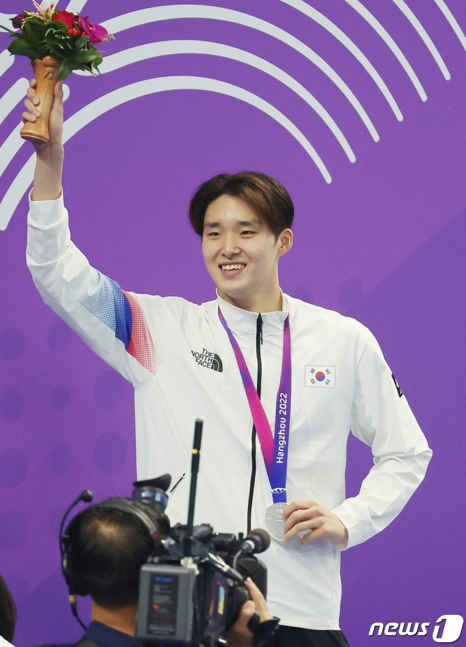 [사진] 값진 은메달 목에 건 김우민