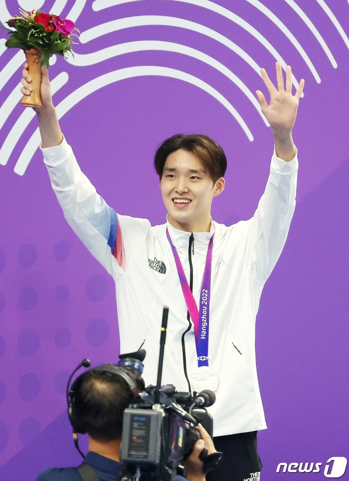 [사진] 기뻐하는 김우민
