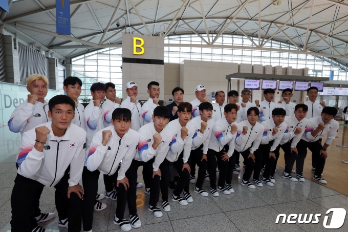 신석교 감독과 남자 필드하키 국가대표 선수단이 20일 오전 인천국제공항 1터미널에서 제19회 항저우 아시안게임 출국에 앞서 기념 촬영을 하고 있다. 2023.9.20/뉴스1 ⓒ News1 박정호 기자
