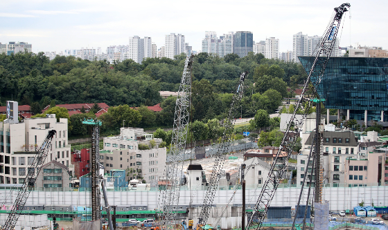 30일 한국건설산업연구원의 '건설동향브리핑 925호'에 따르면 내년 1분기까지 아파트 준공 물량이 증가할 것으로 예상됨에 따라 건설투자 하락은 2분기와 3분기에 본격적으로 시작될 것으로 나타났다. 올 상반기 건설업 선행지표인 수주가 크게 위축되며 건설산업 의존도가높은 지역 경제에 부정적인 영향을 미칠 전망이다./사진=뉴스1