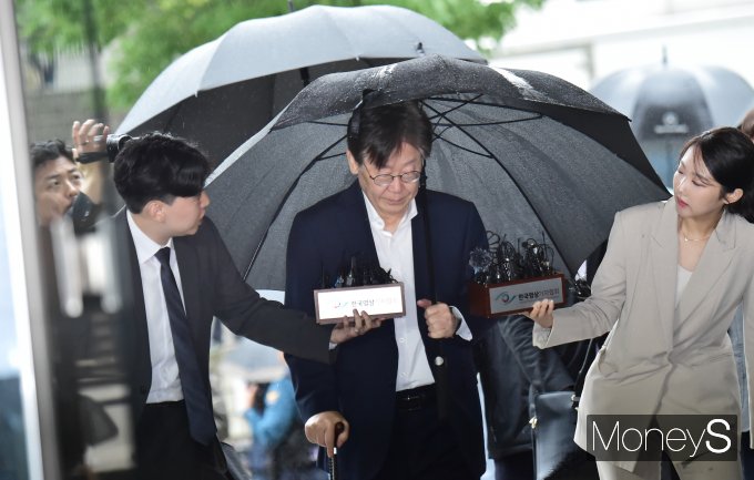 27일 오전 이재명 더불어민주당 대표에 대한 구속영장이 기각됐다. 사진은 지난 26일 오전 이 대표가 영장실질심사를 받기 위해 법원 청사로 들어가는 모습. /사진=임한별 기자 