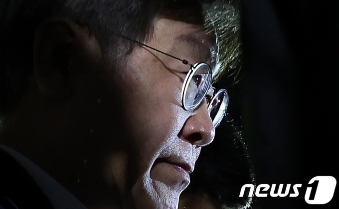 이재명 더불어민주당 대표가 26일 서울 서초구 중앙지방법원에서 백현동 개발 특혜 및 쌍방울 대북송금 의혹 관련 영장실질심사에 출석해 조사를 마친 후 법정을 나서고 있다. 2023.9.26/뉴스1 ⓒ News1 김성진 기자