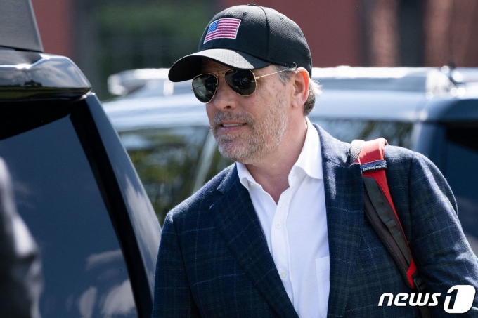 조 바이든 미국 대통령의 아들 헌터가 지난 7월 4일 워싱턴 포트 맥네어에 도착해 차량을 타러 가고 있다. 헌터는 14일 (현지시간) 델라웨어주 연방법원에 의해 불법으로 총기를 구매·소유한 혐의로 기소됐다. 2023.9.15 ⓒ AFP=뉴스1 ⓒ News1 우동명 기자