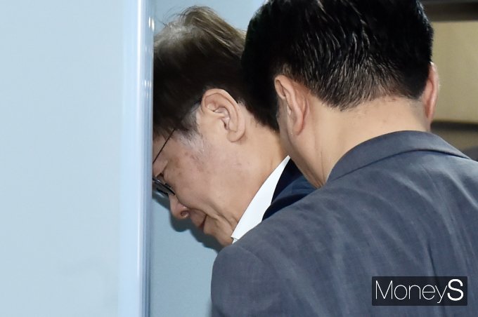 국민의힘이 법원의 이재명 더불어민주당 대표에 대한 법원의 구속영장 기각에 불편한 심기를 감추지 않았다. 사진은 지난 26일 이 대표가 영장실질심사를 받기 위해 법원으로 향하는 모습. /사진=임한별 기자