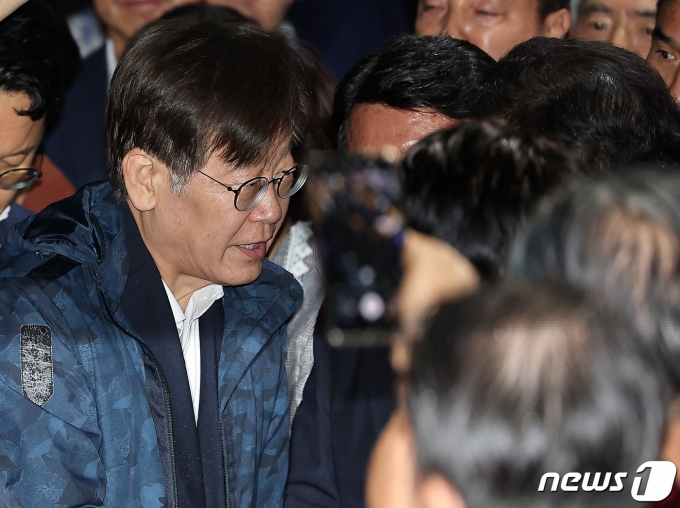 이재명 더불어민주당 대표가 27일 새벽 구속영장이 기각된 후 경기도 의왕시 서울구치소를 나서며 인사 나온 의원들과 인사를 나누고 있다. 2023.9.27/뉴스1 ⓒ News1 김진환 기자