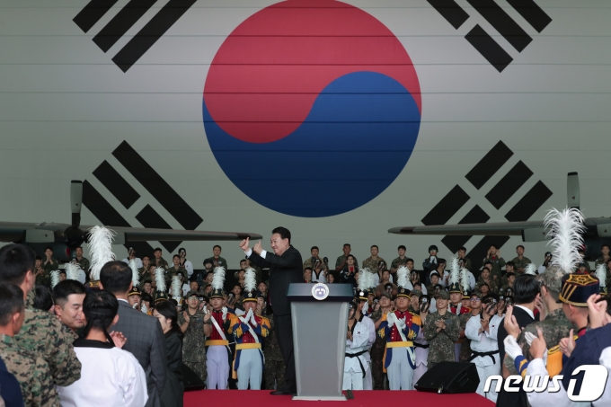 윤석열 대통령과 김건희 여사가 26일 경기도 성남 서울공항에서 열린 건군 제75주년 국군의 날 기념식을 마친 후 격납고에 모인 장병들을 격려하고 있다. (대통령실 제공) 2023.9.26/뉴스1 ⓒ News1 오대일 기자