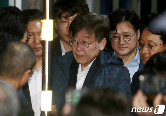 더불어민주당 이재명 대표에 대한 구속영장이 27일 법원에서 기각되자 경기 의왕시 서울구치소에서 석방돼 당지도부와 인사를 나누고 있다. (공동취재) 2023.9.27/뉴스1 ⓒ News1 김진환 기자