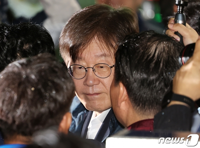 이재명 더불어민주당 대표가 27일 새벽 구속영장이 기각된 후 경기도 의왕시 서울구치소를 나서며 당 지도부와 인사를 나누고 있다. . 2023.9.27/뉴스1 ⓒ News1 김진환 기자