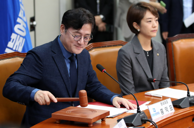 이재명 더불어민주당 대표의 구속영장 기각을 놓고 민주당이 윤석열 대통령의 사과와 한동훈 법무부 장관의 파면을 촉구했다. 사진은 홍익표 더불어민주당 신임 원내대표가 27일 오전 서울 여의도 국회에서 열린 최고위원회의에서 의사봉을 두드리고 있는 모습. /사진=뉴시스