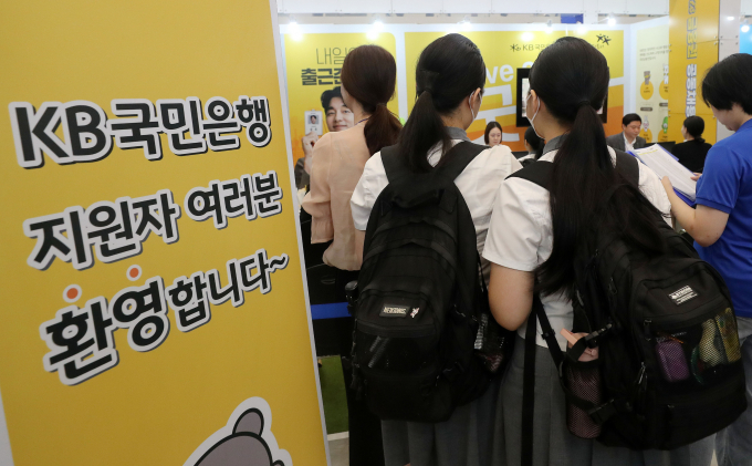 지난 8월23일 서울 동대문디자인플라자(DDP)에서 열린 2023 금융권 공동채용 박람회를 찾은 학생들이 취업상담을 기다리고 있다./사진=뉴스1