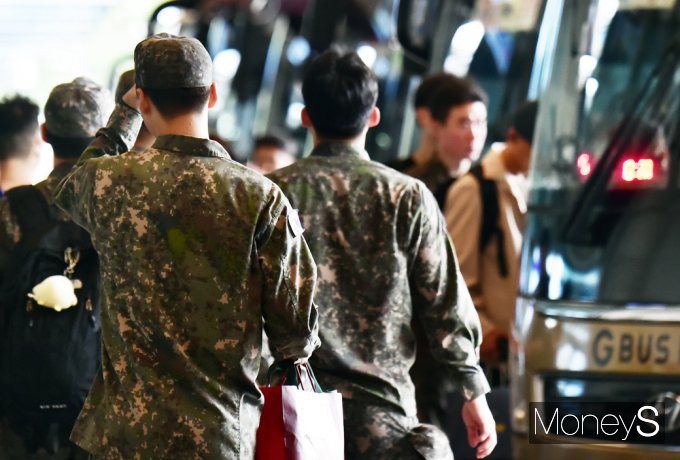 [머니S포토] D-1 추석연휴, 터미널 앞 하나·둘 모여드는 귀성객