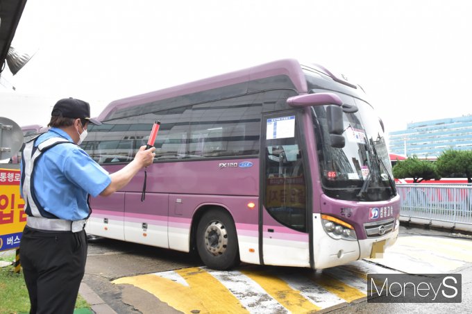 [머니S픽] 출발! 고향 앞으로…명절 귀성전쟁 시작되다