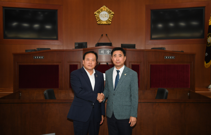 27일 이권재 시장과 성길용 시의회 의장은 성명서를 발표하고 시정에 관한 사안 공유하고 동반자적 관계 유지하는 것에 합의했다. / 사진제공=오산시