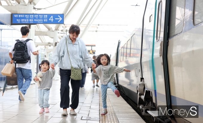 아이들이 엄마 손을 잡고 귀성길 열차에 오르고 있다./사진=장동규 기자