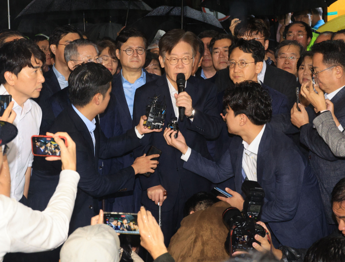 검찰이 이재명 더불어민주당 대표의 구속영장 기각은 정치적 고려가 있는 결정이라며 비판적 입장을 고수했다. 사진은 이 대표가 27일 경기 의왕 서울구치소 앞에서 입장을 밝히는 모습. /사진=뉴스1