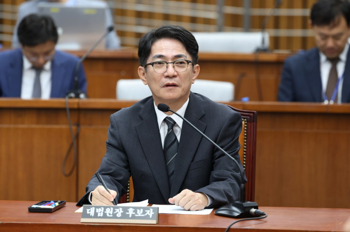 여·야가 다음달 6일 국회 본회의를 열고 이균용 대법원장 후보자 임명동의안에 대한 표결을 진행하기로 했다. 사진은 이균용 대법원장 후보자가 지난 20일 서울 여의도 국회에서 열린 인사청문회에서 의원들의 질의에 답변하고 있는 모습. /사진=뉴스1