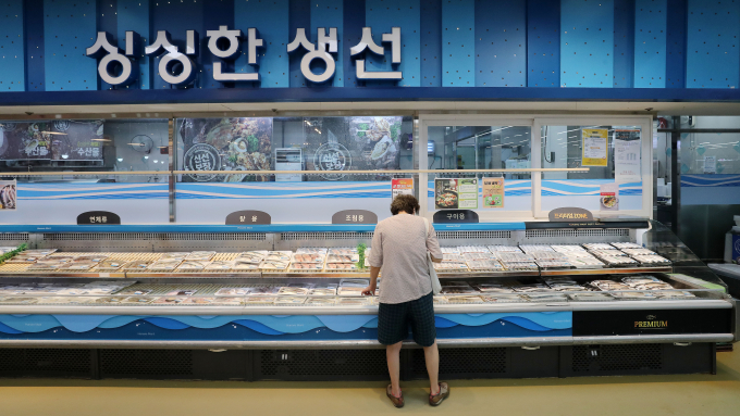 후쿠시마산 수산물 수입 금지 조치에도 수산가공물은 여전히 한국에 들어오는 것으로 확인됐다. 사진은 지난 8월22일 서울의 한 대형마트 수산물코너에서 한 시민이 수산물을 구매하는 모습. /사진=뉴스1
