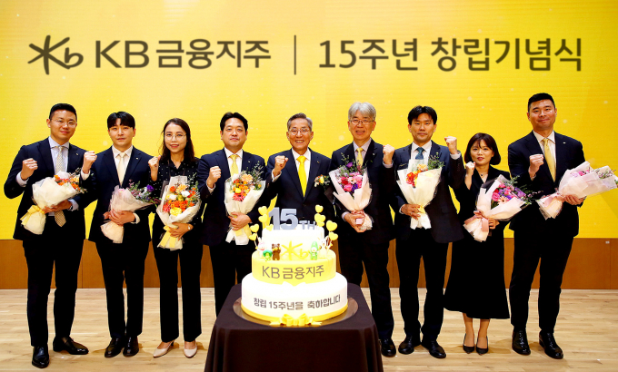 윤종규 KB금융그룹 회장이 장기 근속 직원들과 함께 기념촬영을 하고 있다./사진=KB금융그룹