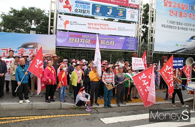 경북 의성군 비안면 이주·소음대책위원회 회원들과 의성군민들이 27일 대구 북구 산격동 소재 대구시청 산격청사에서 집회를 갖고, 통합신공항 유치 반대를 외치고 있다./사진=황재윤 기자