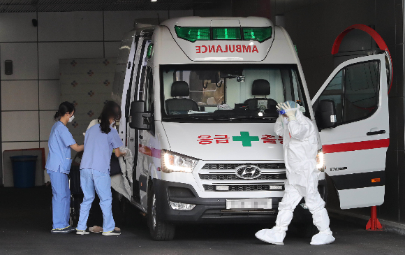 응급실을 방문한 환자의 절반 이상이 치료약물에 중독된 것으로 파악됐다. 사진은 2022년 3월10일 서울의료원 응급의료센터에서 구급대원들과 의료진의 모습으로 기사의 직접적인 내용과 관련이 없음. /사진=뉴스1