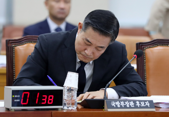 27일 신원식 국방부 장관 후보자 인사청문회에서 여·야가 검증 공방을 벌였다. 사진은 27일  오전 서울 여의도 국회에서 열린 인사청문회에 출석한 신 후보자. /사진=뉴시스