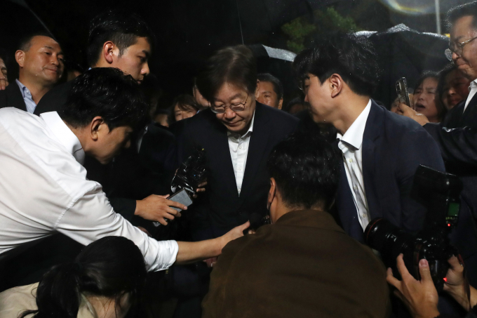  이재명 더불어민주당 대표의 구속영장 기각과 관련해 여당의 거센비판이 이어지는 상황에서 일부 여당 인사들이 이와 다른 반응을 보였다. 사진은 27일 오전 경기 의왕시 서울구치소 앞에서 인사를 하고있는 이 대표. /사진=뉴시스
