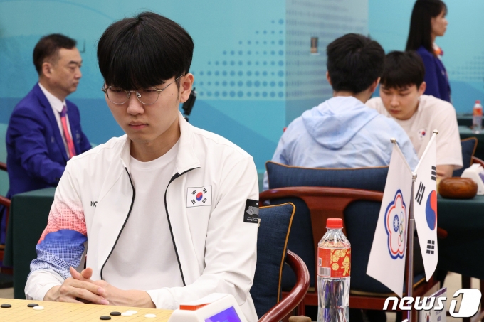 신진서 9단과 박정환 9단이 27일 중국 항저우 치위안 체스홀에서 열린 2022 항저우 아시안게임 바둑 남자 개인전 8강에서 각각 대국을 펼치고 있다. 2023.9.27/뉴스1 ⓒ News1 신웅수 기자
