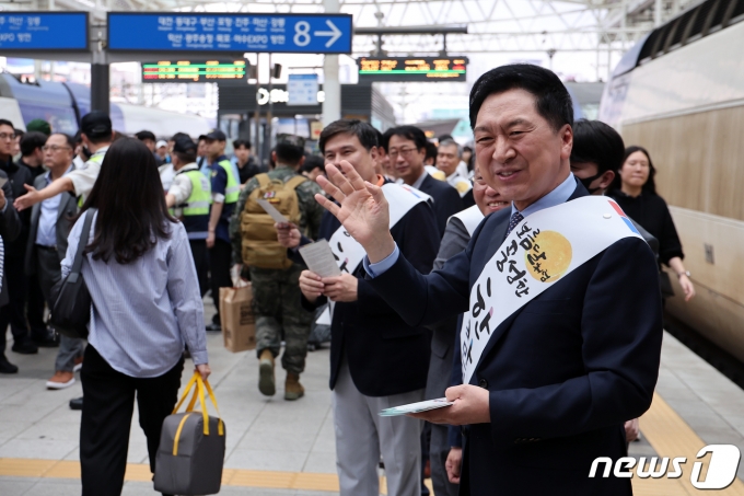 김기현 국민의힘 대표가 27일 오후 서울 용산구 서울역에서 시민들에게 추석 귀성 인사를 하고 있다. 2023.9.27/뉴스1 ⓒ News1 황기선 기자