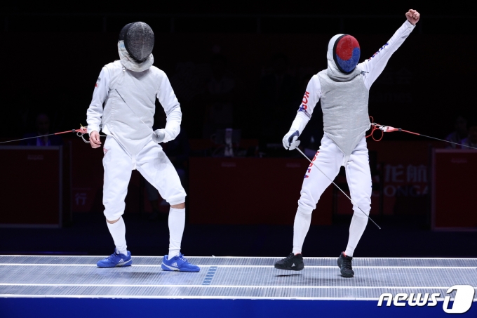 이광현이 27일 중국 항저우 디안즈대학 체육관에서 열린 2022 항저우 아시안게임 펜싱 남자 플뢰레 단체 결승전에서 득점 후 환호하고 있다. 2023.9.27/뉴스1 ⓒ News1 신웅수 기자