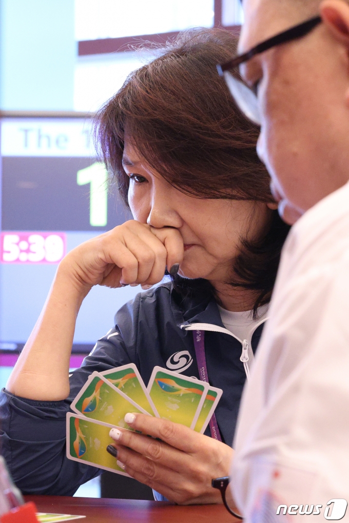 [사진] 신중한 패 선택