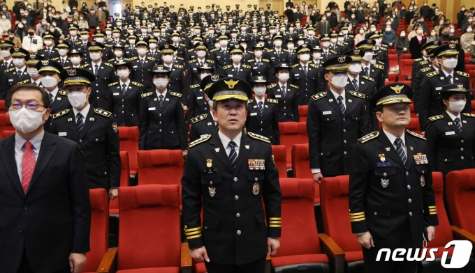 2일 오후 충남 아산시 경찰대학에서 열린 2023년도 경찰대학 제43기 신입생과 제1회 편입생, 제72기 경위공채 합동 입학식에서 윤희근 경찰청장을 비롯한 참석자들이 교가를 제창하고 있다.  2023.3.2/뉴스1 ⓒ News1 김기남 기자