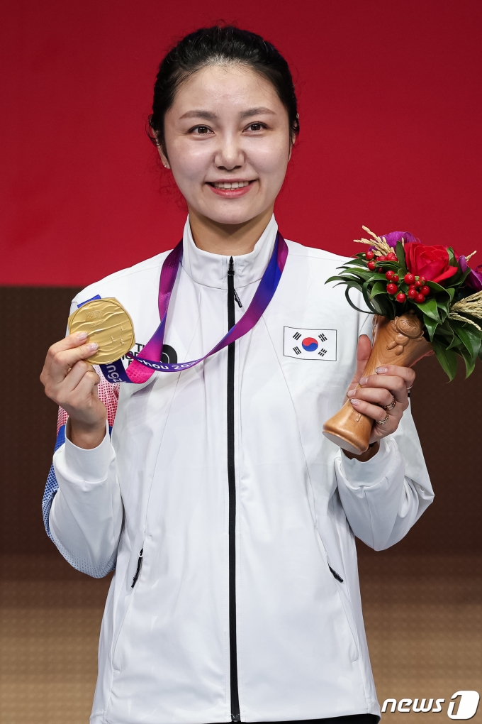 최인정이 24일 중국 항저우 디안즈대학에서 열린 2022 항저우 아시안게임 펜싱 여자 에페 결승 시상식에서 금메달을 들어 보이고 있다. 2023.9.24/뉴스1 ⓒ News1 유승관 기자