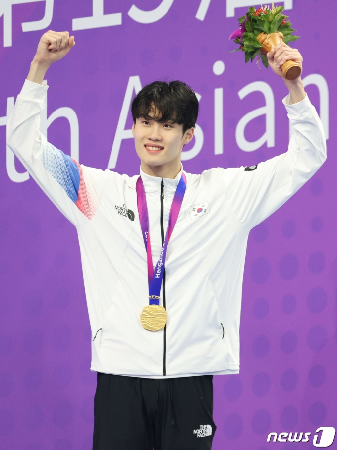 [사진] 황선우 '두 팔 번쩍!'