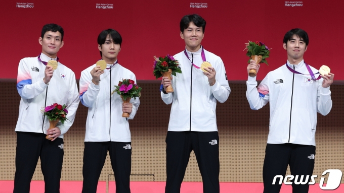 [사진] 금메달 목에 건 남자 펜싱 플레뢰 대표팀