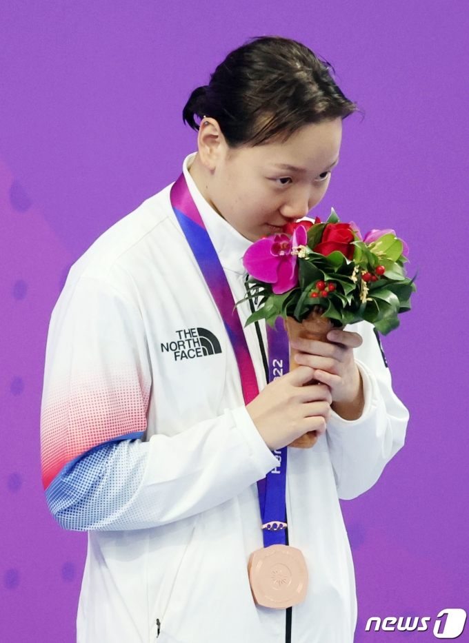 [사진] 꽃향기 맡는 이은지
