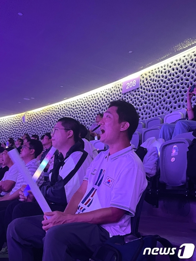 중국 항저우 e스포츠 경기장에서 한국 FC온라인 국가대표 선수들을 응원하고 있는 박정무 그룹장의 모습 (넥슨 제공)