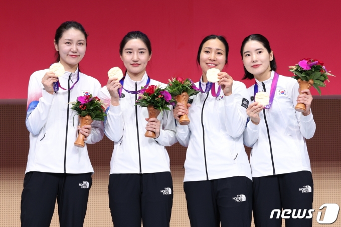 [사진] 금메달 든 여자 펜싱 에페 대표팀