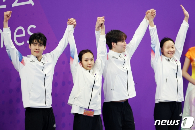 [사진] 시상대 오르는 대한민국 혼성 혼계영 400ｍ 대표팀