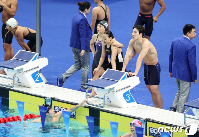 [사진] 아쉬워하는 대한민국 혼성 혼계영 400ｍ 대표팀