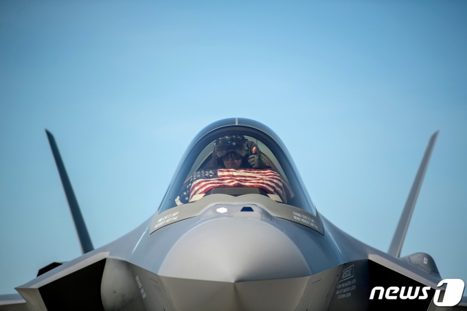 F-35 전투기 조종사가 2020년 5월22일(현지시간) 미국 국기를 달고 버몬트 공군 주방위군 기지에서 이륙을 준비하고 있다. 2021.12.23/news1 ⓒ 로이터=뉴스1 ⓒ News1 김민수 기자