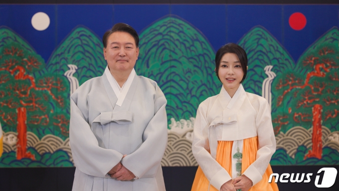 윤석열 대통령과 김건희 여사가 민족대명절 한가위를 맞아 2023년 추석 영상 메시지를 남기고 있다. (대통령실 제공) 2023.9.27/뉴스1