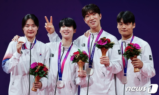 태권도 혼성단체 김잔디(왼쪽부터), 이다빈, 박우혁, 서건우가 25일 중국 항저우 린안 스포츠문화·전시센터에서 열린 2022 항저우 아시안게임 태권도 겨루기 혼성 단체전 시상식에서 은메달을 목에 걸고 포즈를 취하고 있다. 2023.9.25/뉴스1 ⓒ News1 유승관 기자