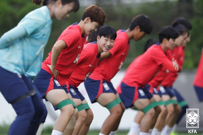 항저우 아시안게임 여자 축구 대표팀 천가람 등 선수들이 18일 경기 파주시 축구국가대표트레이닝센터(NFC)에서 훈련을 하고 있다. (대한축구협회 제공) 2023.9.18/뉴스1