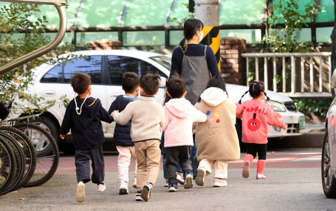 올해 7월 출생아 수가 1만9102명으로 집계됐다. 사진은 서울 용산구의 한 어린이집에서 선생님과 아이들이 외출을 하고 있는 모습으로 기사와 직접적인 관련 없음. /사진=머니투데이