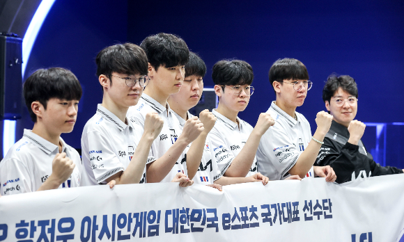 2022 항저우아시안게임 e스포츠 리그 오브 레전드 국가대표팀이 28일 4강에서 중국과 경기를 치른다. 2022 항저우아시안게임 e스포츠 리그 오브 레전드 국가대표 선수단이 서울 마포구 한국e스포츠협회에서 열린 미디어데이에서 기념촬영을 하고 있다. /사진=뉴시스