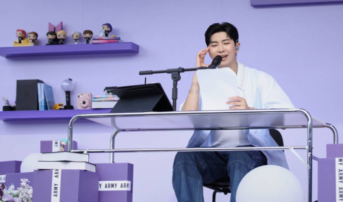 그룹 방탄소년단의 리더 RM이 대한법의학회에 1억원을 기부한 데 대해 심채경 박사가 비하인드를 전해왔다. 그룹 방탄소년단(BTS)의 리더 RM이 '오후 5시, 김남준입니다'를 진행하고 있다. /사진제공=빅히트뮤직