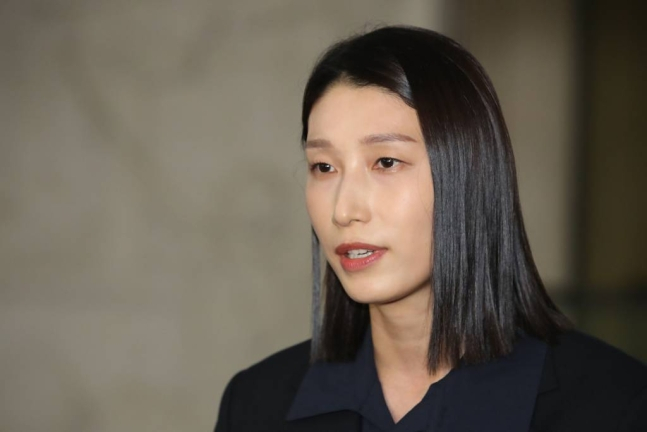 이재영 팬클럽이 김연경의 아시안게임 해설을 반대하는 시위를 벌였다. 국제올림픽위원회(IOC) 선수위원 한국 후보에 도전장을 낸 김연경이 10일 오후 서울 송파구 서울올림픽파크텔에서 열린 IOC 선수위원 평가위원회 비공개 면접에 참석 전 취재진 질문에 답하고 있다. 사진은 기사 내용과 직접적인 관련이 없음./사진=뉴시스