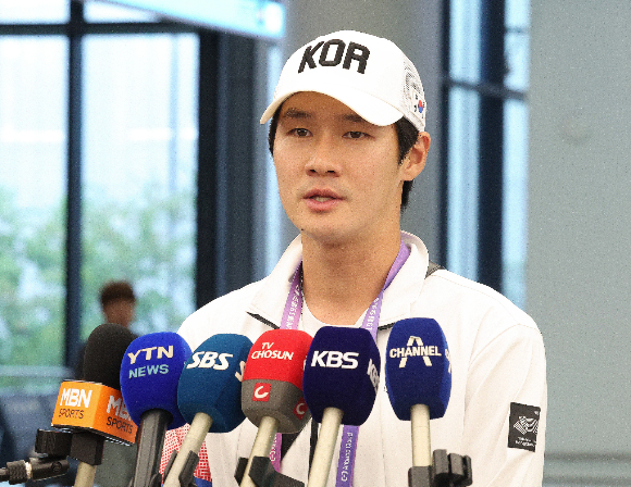 2022 항저우 아시안게임에서 '비매너 논란'을 빚은 권순우가 다시 사과했다. 권순우가 지난 20일 오후 중국 항저우 샤오산 국제공항을 통해 입국 후 인터뷰를 하고 있다. /사진=뉴스1