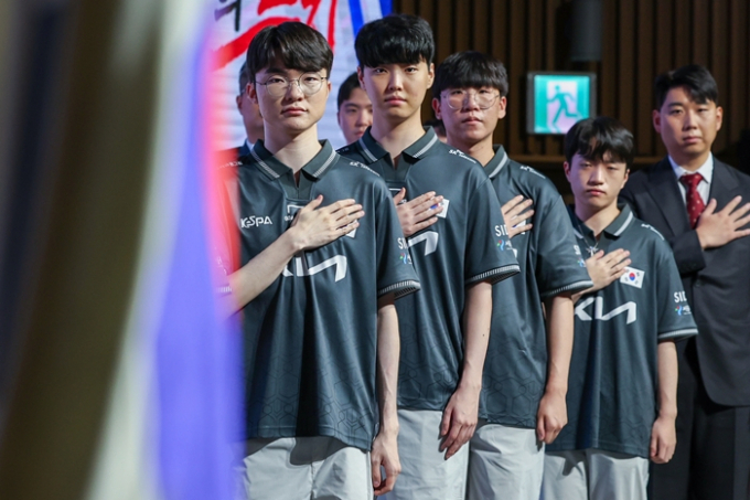 LoL 국가 대표팀이 중국을 격파하고 은메달을 확정지었다. 사진은 지난달 28일 오후 서울 중구 서울시청에서 열린 출정식에서 국민의례를 하는 대표팀의 모습. /사진=뉴스1